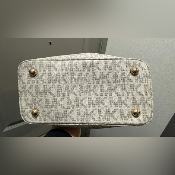 Michael Kors Jet Set Tote Bag - Picture 3 of 14